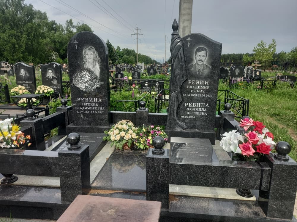 Памятник с гравировкой портрета