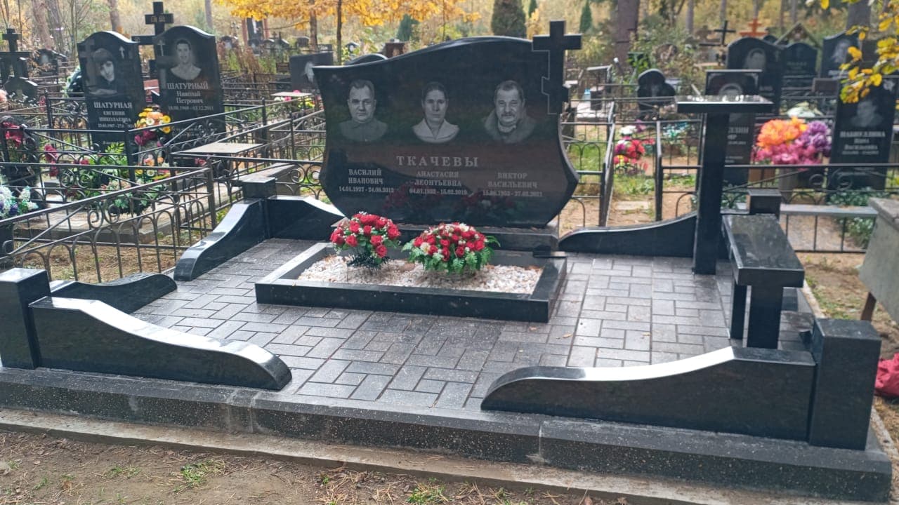 Стела фигурной формы, габбро-диабаз