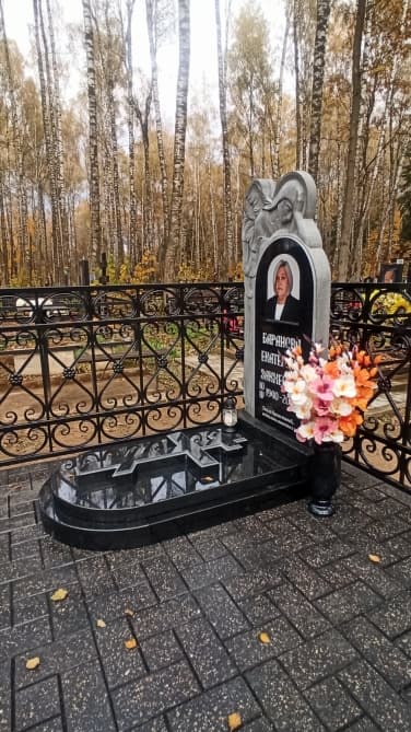 Памятник с эпитафией и портретом